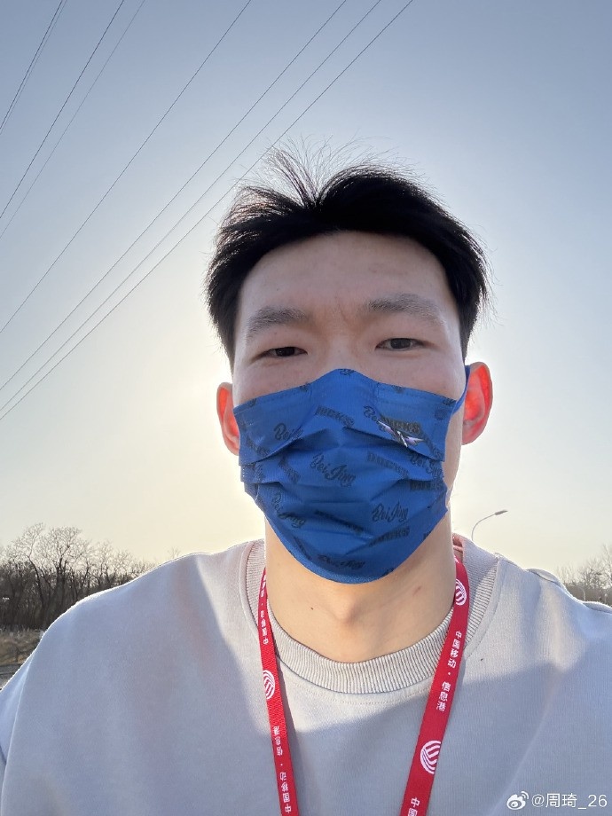 悠閑！周琦騎京牌電動(dòng)車出行：太陽出來了 開京牌兜兜風(fēng)！
