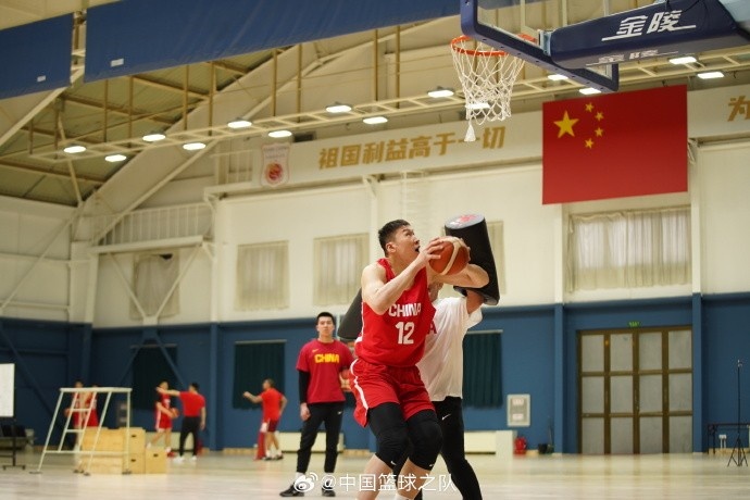 中國籃球之隊(duì)官博：大塊頭 大能量 祝李炎哲25歲生日快樂！