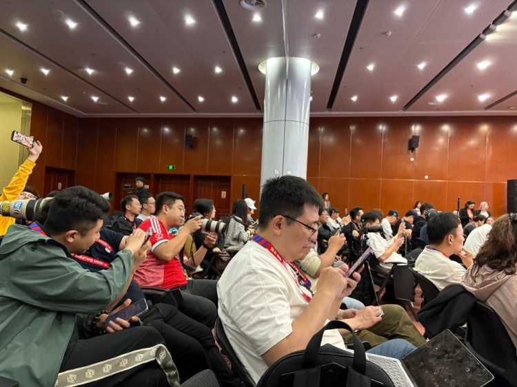 萬眾矚目！記者擠滿國(guó)足賽前新聞發(fā)布廳，賽場(chǎng)記者預(yù)計(jì)超300人