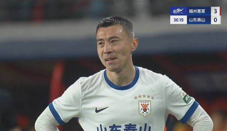 34分鐘0-3落后！36歲鄭錚苦笑36歲大雷沮喪 替補(bǔ)席黃政宇神態(tài)輕松