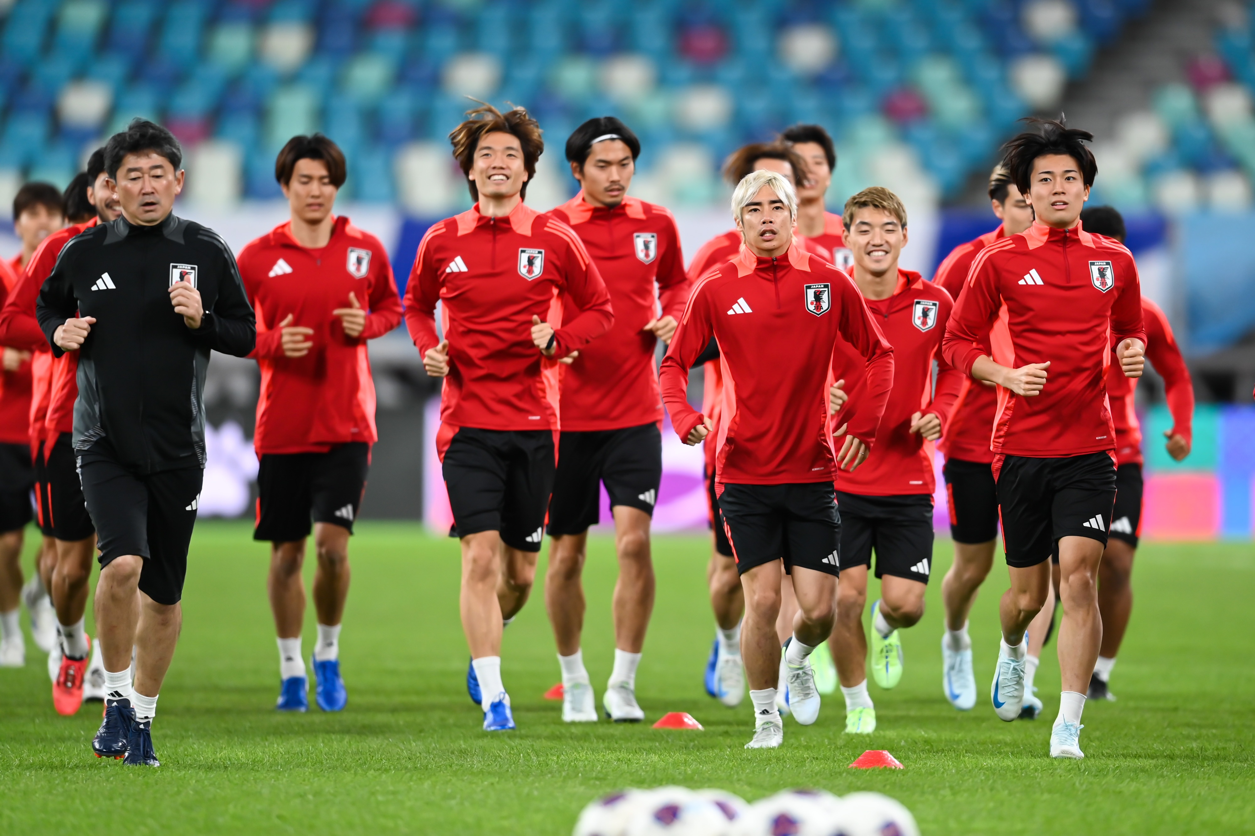日媒：日本隊今日進行賽前一日踩場訓練，三笘薰和長友佑都缺席