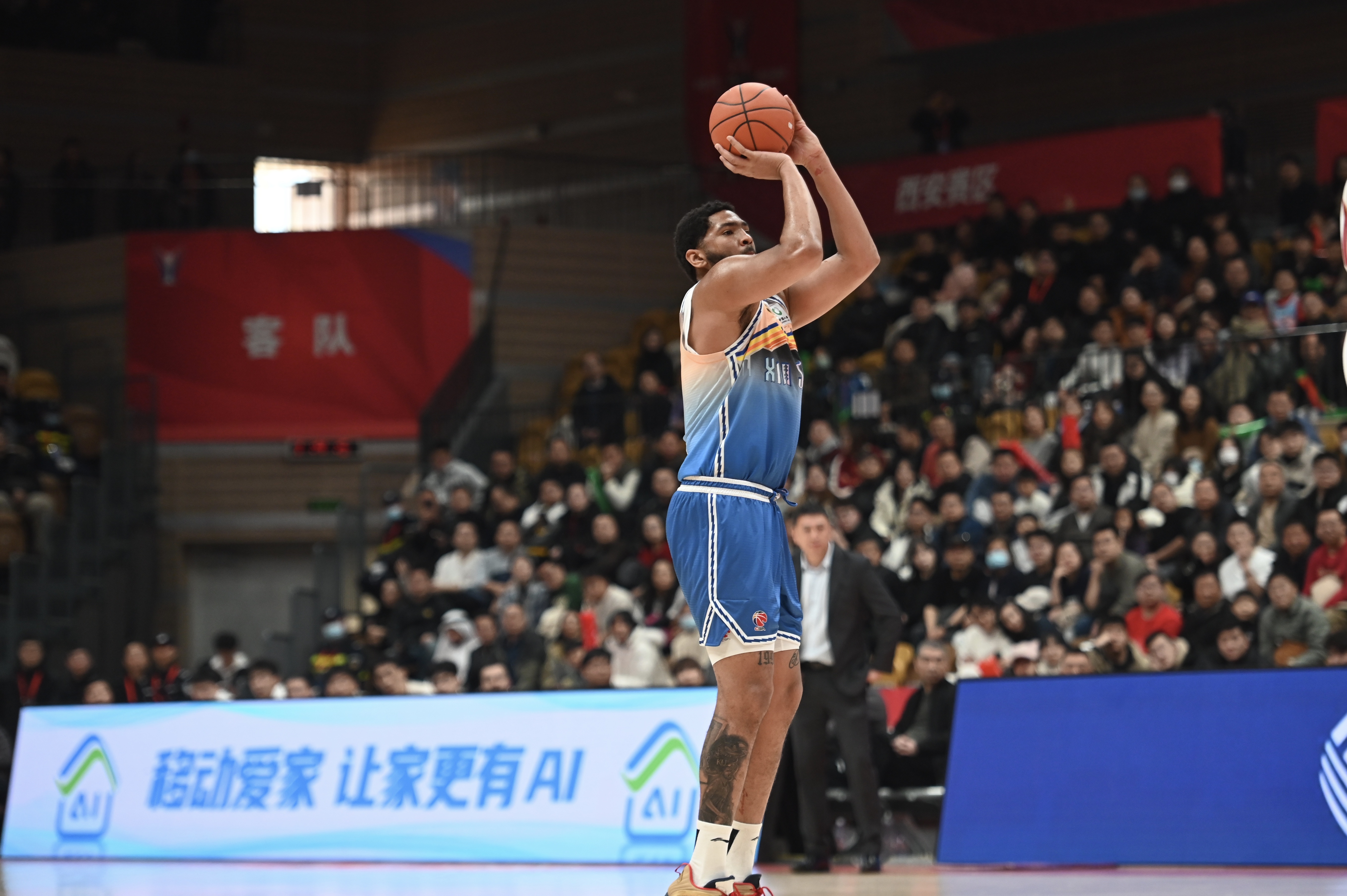 率先發(fā)力！新疆外援勞森首節(jié)7中5拿到11分 三分2中1